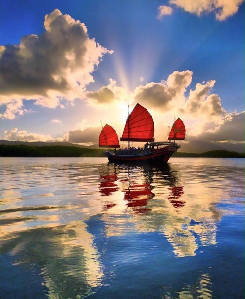 Enchanting ‘Junk Boat’ Cruises