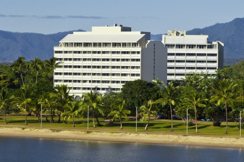 Welcome to Holiday Inn Cairns Harbourside